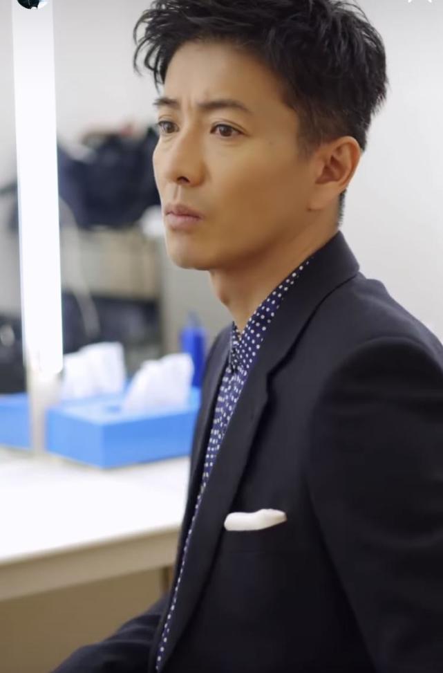 48岁木村拓哉帅回巅峰飞机头配黑西装让男模失业高抬腿太空步气场爆棚