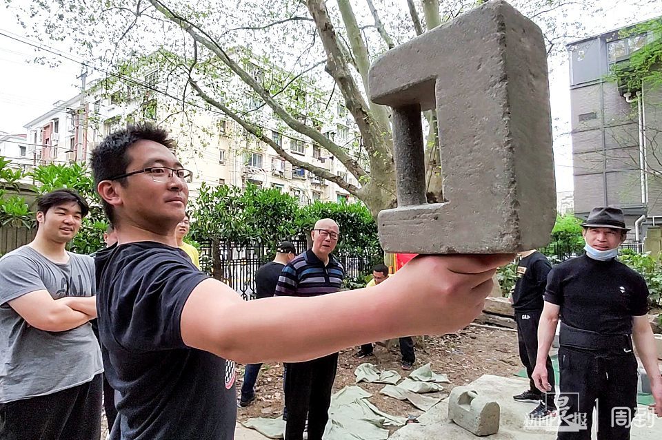 硬核健身:虎虎生风耍石锁,古老石锁传承有后生|晨镜头_腾讯新闻