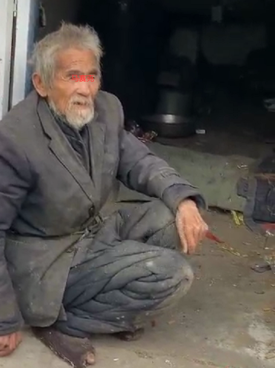 山西87岁老人五保被侄子夺走天天跪着乞讨他从小就可怜