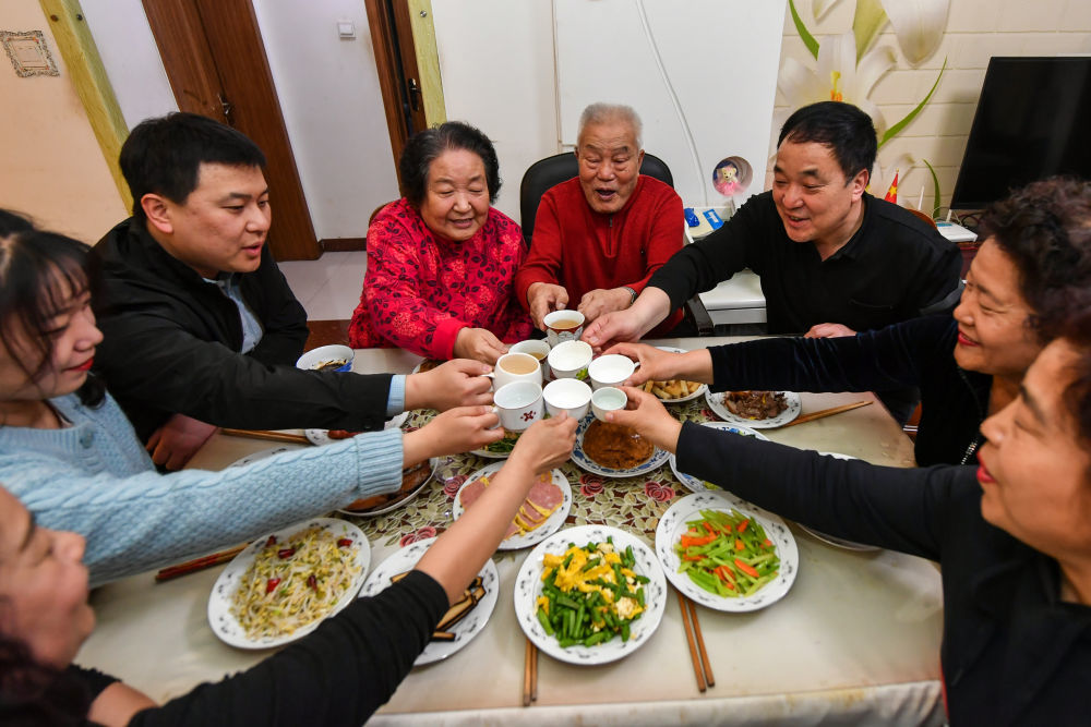 一家人一起吃饭的照片图片