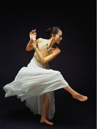 62岁杨丽萍剪指甲,拄拐杖出行,靠长年吃花瓣保养,如今老态龙钟