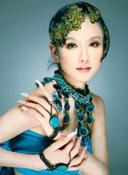 62岁杨丽萍剪指甲,拄拐杖出行,靠长年吃花瓣保养,如今老态龙钟