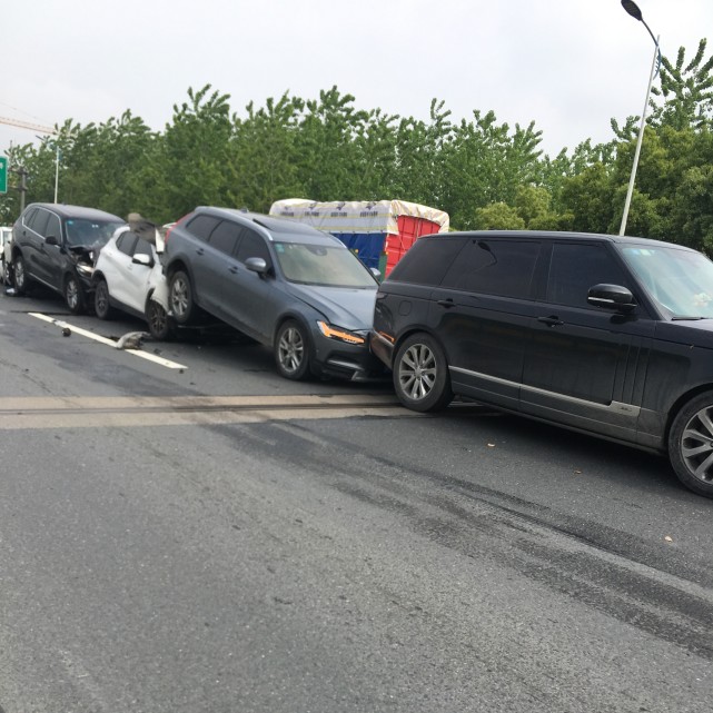 路虎揽胜创世加长版追尾后保险杠轻微擦伤质量过硬大赞