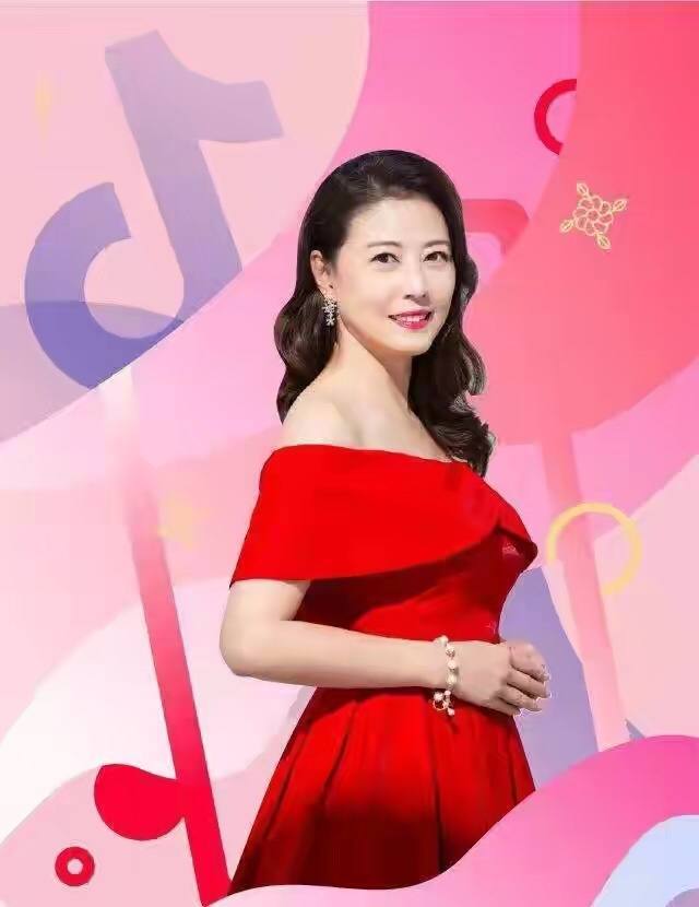 55岁周海媚不服老,穿棒球服配白裙扮嫩,却被"大妈发型"拖后腿_腾讯