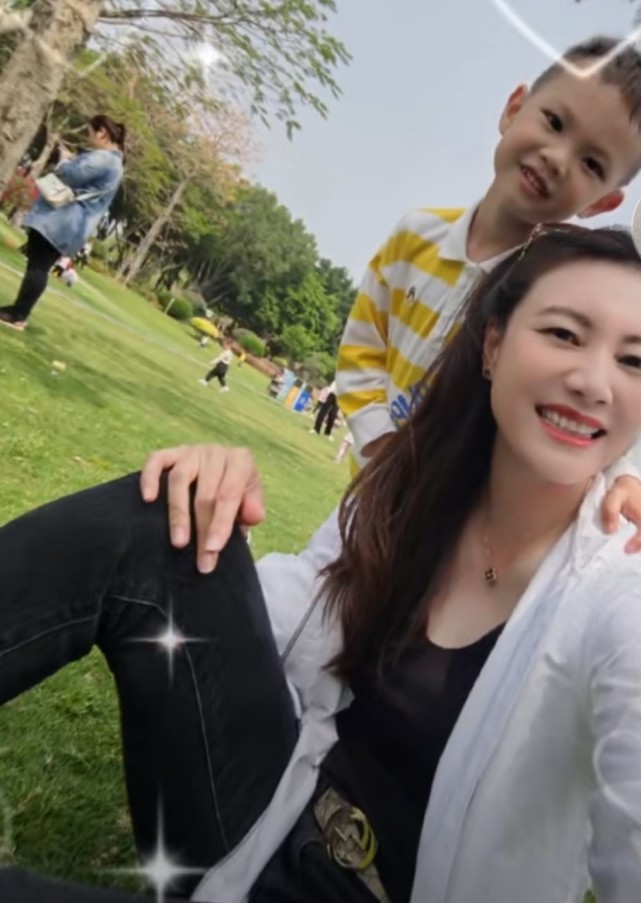 谢杏芳现身老公的球场,大长腿到旁人胸部,曾原谅林丹出轨