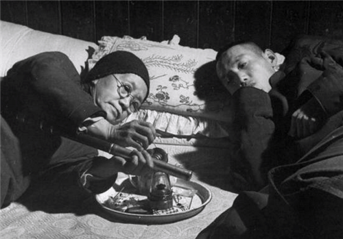 鸦片馆的真实场景男子骨瘦如柴女子长相靓丽却任人摆布