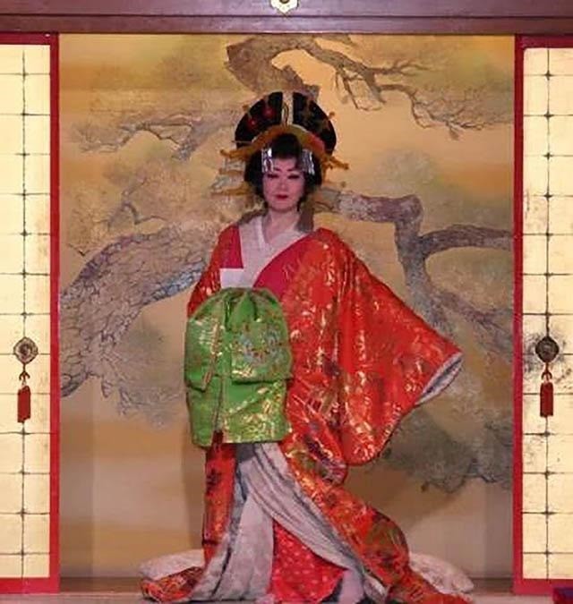 日本花魁 地位比客人还尊贵 有权拒绝客人 但28岁必须退休 全网搜