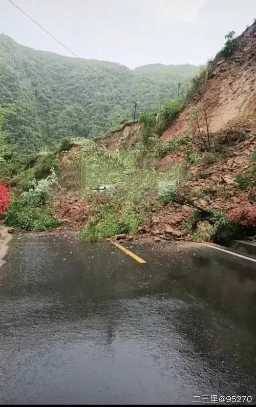 白河县卡子镇白界路药树村下边600多米远的临崖路段发生塌方,塌方下来