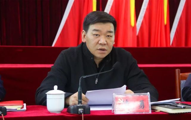 县长漆勇主持会议,县领导胡勇,刘凤刚,吕槐乐,李福燕,刘明福,陈邦毅