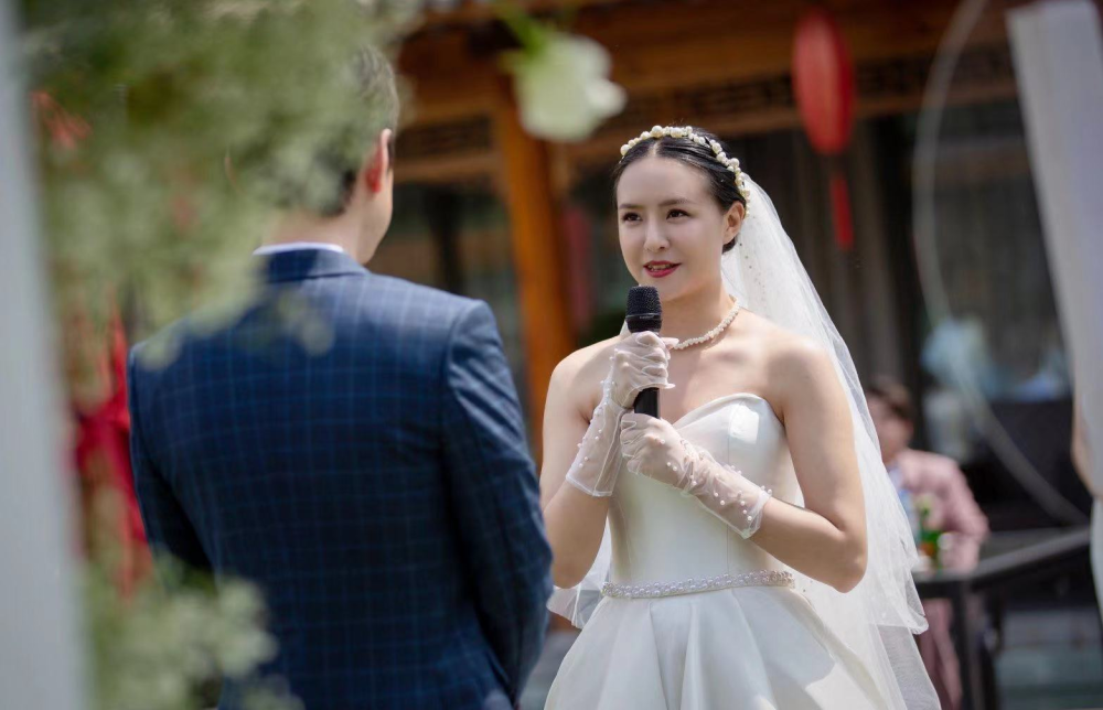 又一女星婚礼现场曝光!奢华浪漫群星云集,与老公郎才女貌好般配