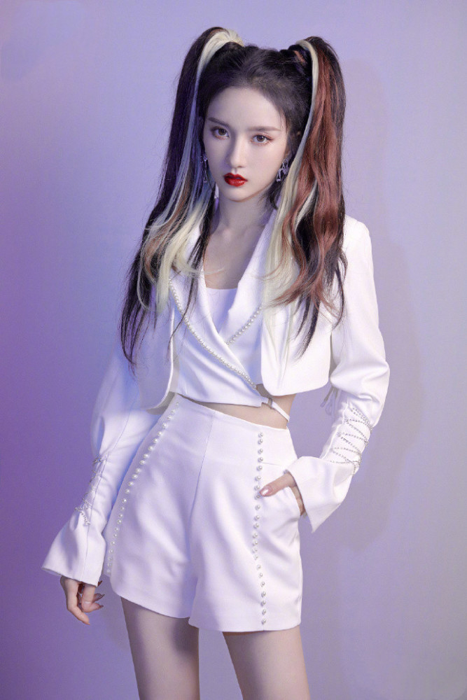 创造营成团夜硬糖少女全员扎双马尾露腰王艺瑾却有点不一样