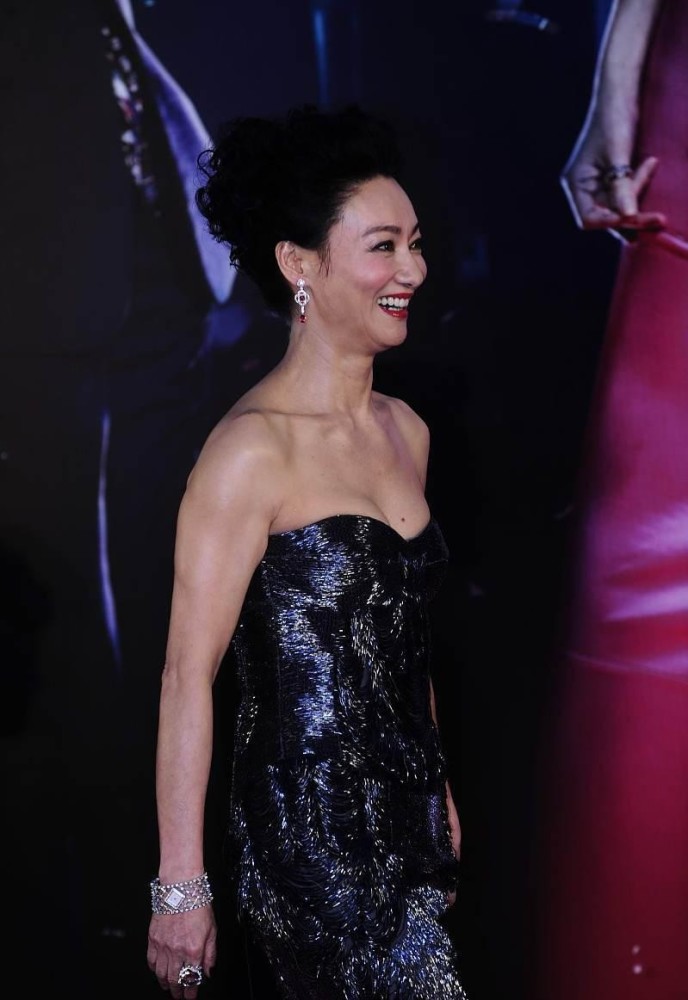 惠英红的身材真得细品一袭鲛人裙太撩人侧面看更美