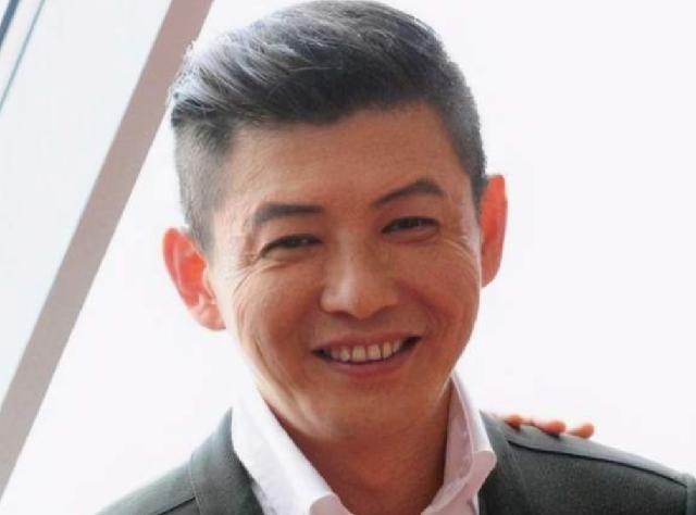 央视一哥程前出生仅15天被送人生父去世时才喊了声父亲