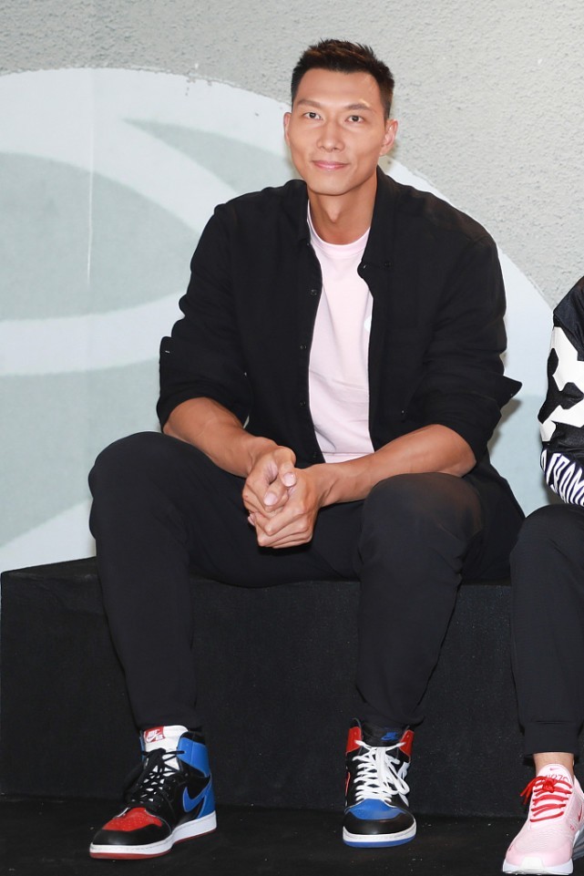 易建联和大8岁周杰伦同框似老大哥,型男气质却挺足,运动范抢眼_腾讯