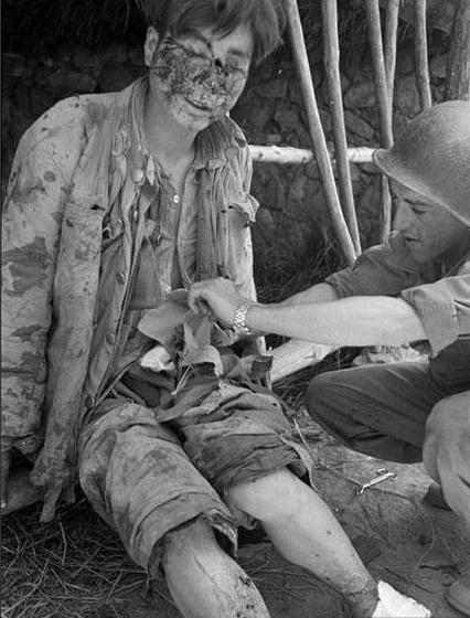 1951年,在巨济岛的美军战俘营里,几个美军冲进四个女俘的帐篷,当天化