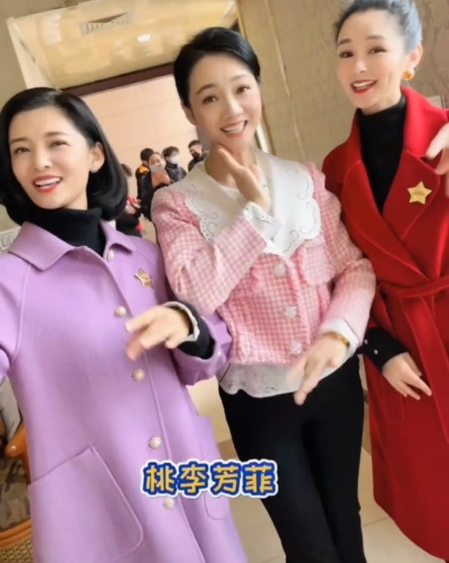 安徽台四美同框余声秀香肩蚂蚁腰吸睛马滢笑露牙龈太尴尬