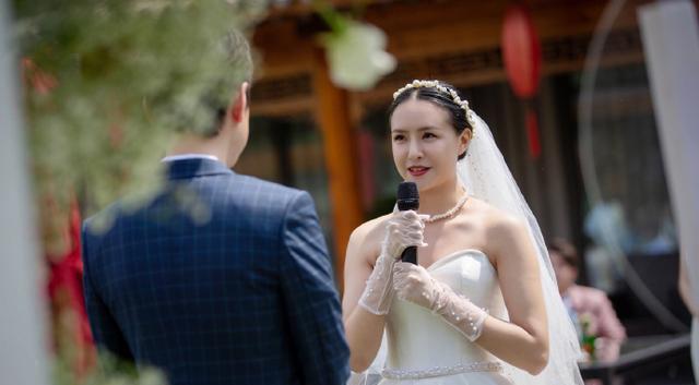 喻佳丽与老公杨力说结婚誓词的一幕感动了现场的嘉宾,担任伴娘的