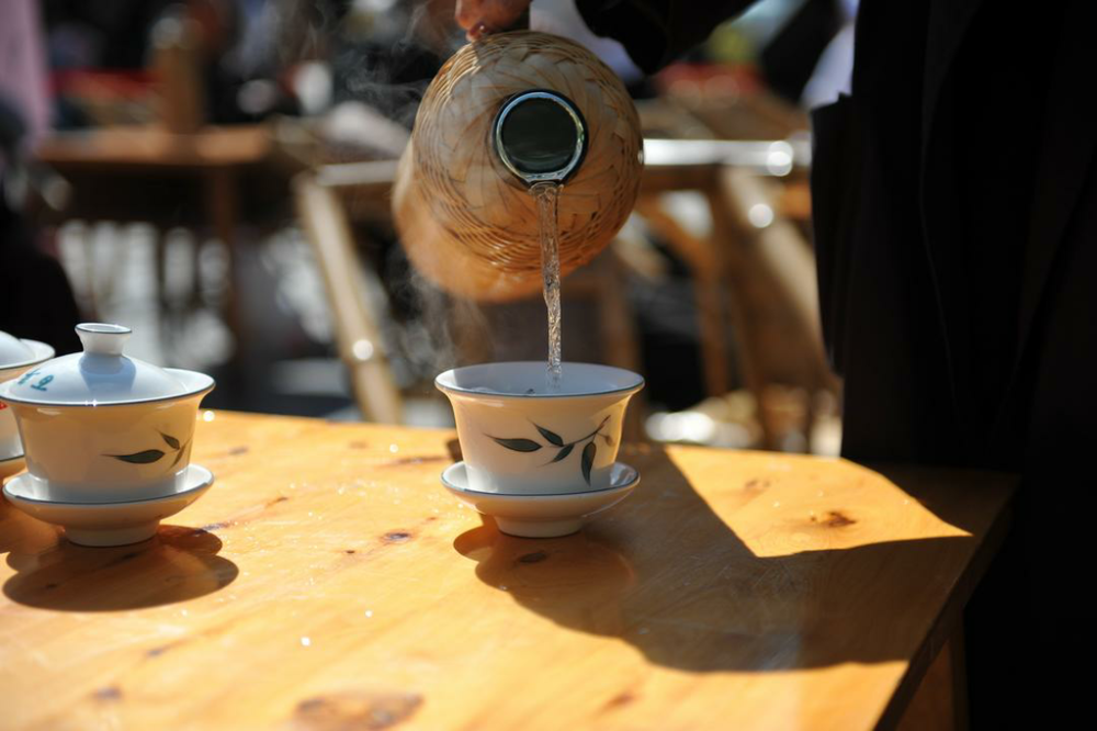 4月24日,成都人民公园人头攒动,著名的成都茶文化标志地——鹤鸣茶社