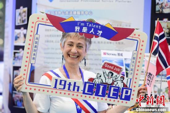 图为卡通形象"海归妹妹"亮相国际人才交流大会.