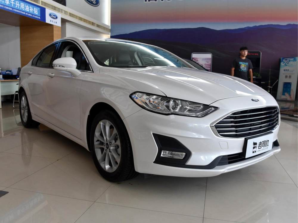 豪华跑车前脸,2.0t 6at,大空间三厢中型车,实拍蒙迪欧