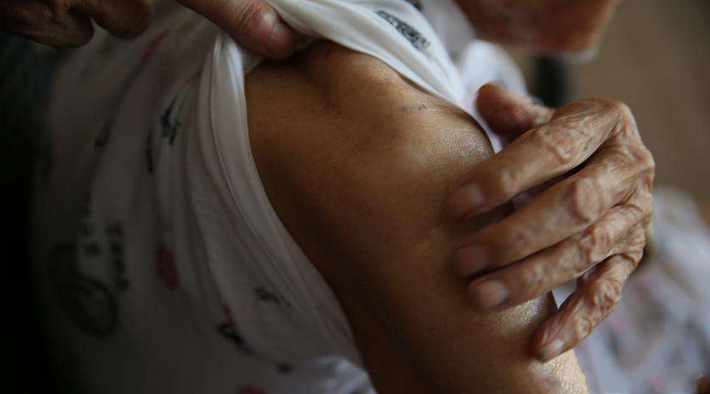 致敬抗日英雄满身伤痕触目惊心与鬼子血腥白刃战胸膛被刺穿