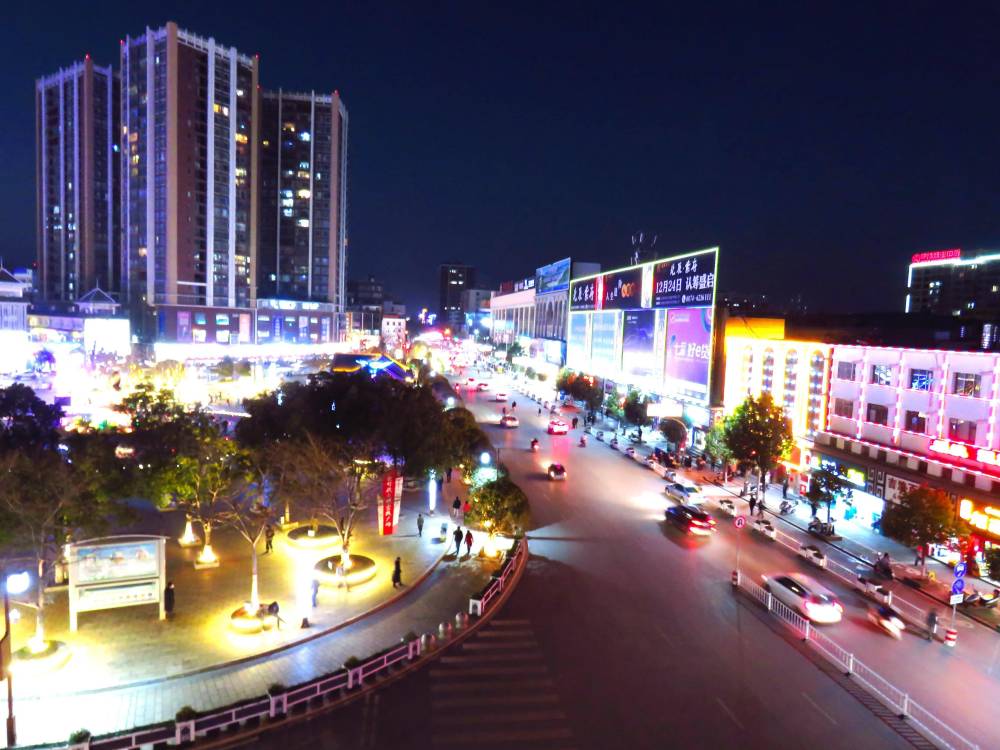 小城陆良的夜色,一个路人在夜景中行走沉思!