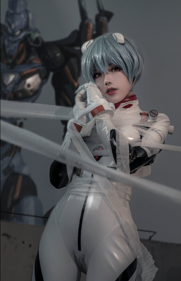 而这个coser小姐姐则完全抓住了绫波丽形象的精髓,不单单是服装妆容上