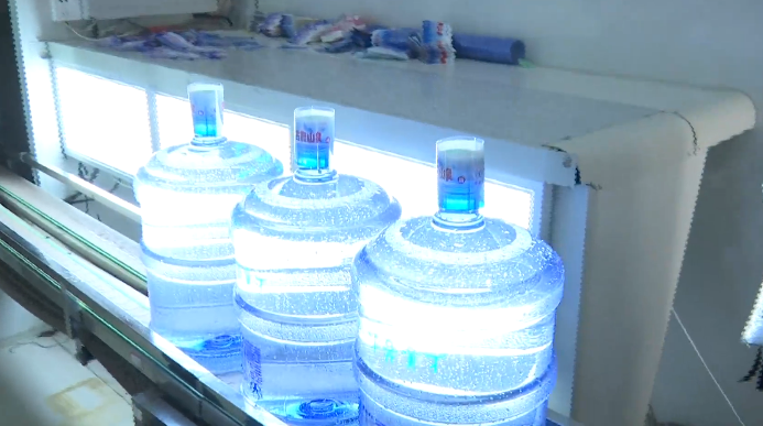 过滤后的白鹿泉水,灌入塑料桶中,将被送往市区,周边县市各个水站.