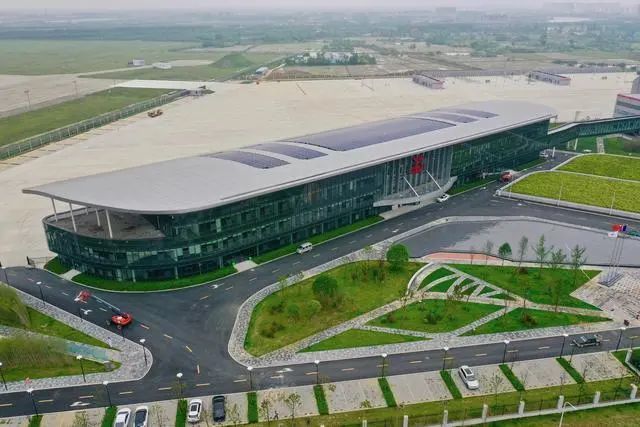 商飞江西生产试飞中心位于江西省南昌航空城核心区域,紧临瑶湖机场,是