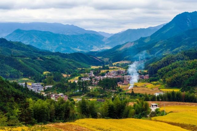 黑湖潭連山壯族瑤族自治縣,隸屬廣東省清遠市,地處南嶺五嶺之一的萌諸