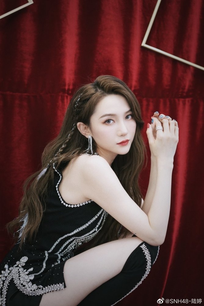 陆婷黑色带钻连衣裙尽显冷艳高贵