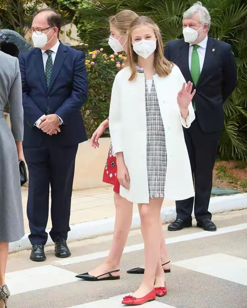 西班牙大公主现身穿格纹连衣裙秀长腿优雅端庄已初具女王风采