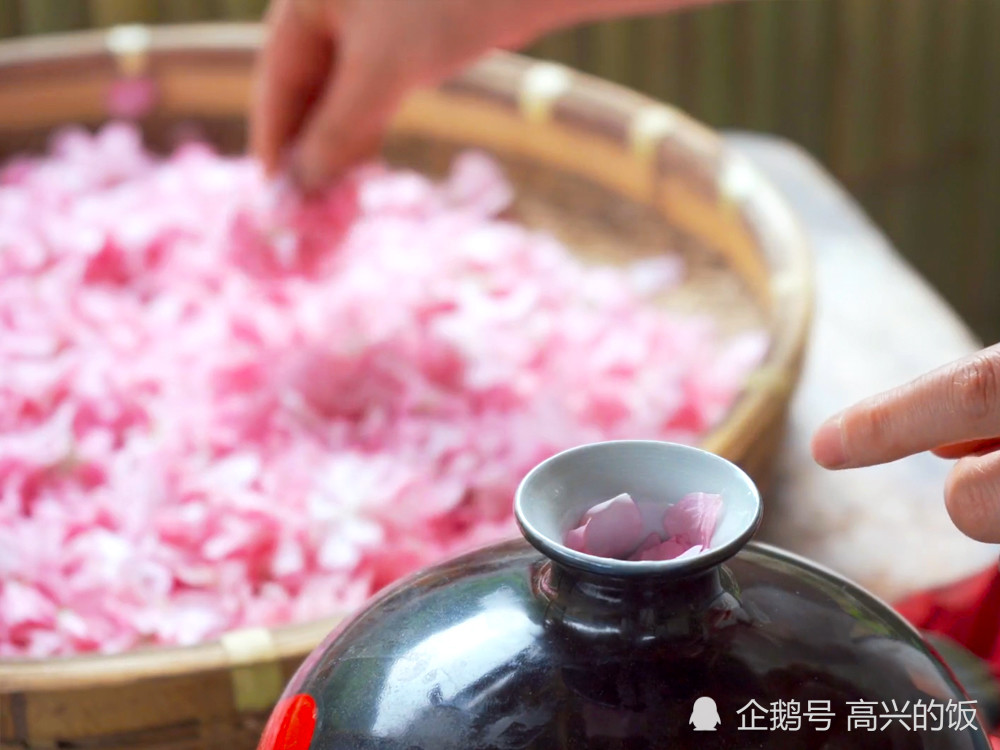 保存樱花外,日本人还想到用"樱花泡酒,选择还未盛开的重瓣樱花酿酒