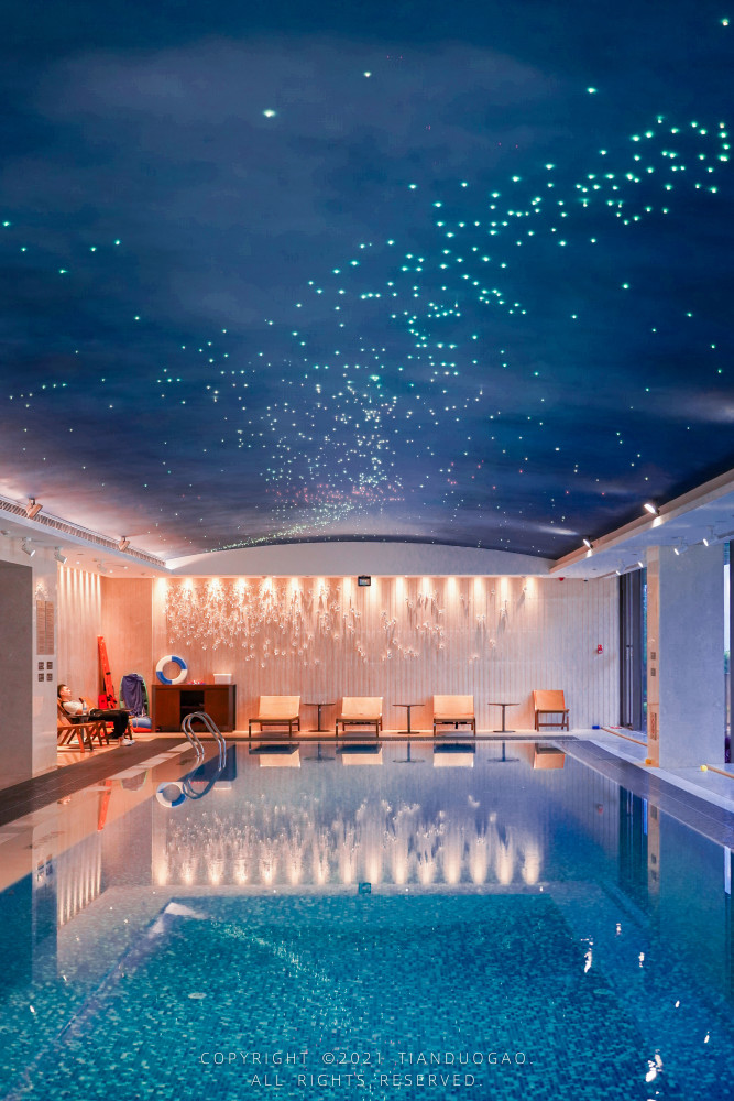 爽夏天去杭州星空泳池酒店实现小龙虾自由