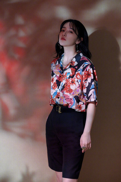 投屏系列上线阚清子家中拍大片气质清冷惊艳迷人