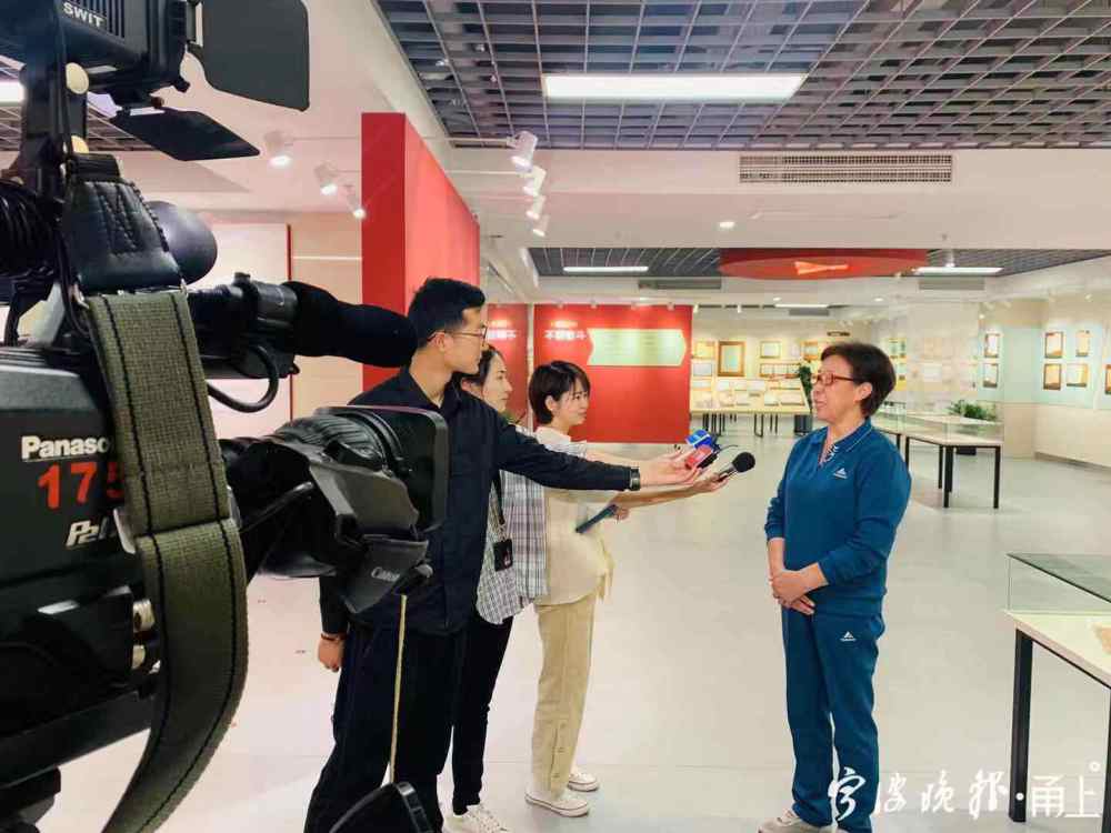 当年林勃烈士牺牲后,恋人余也萍在他背心上绣了十七朵"小红花"