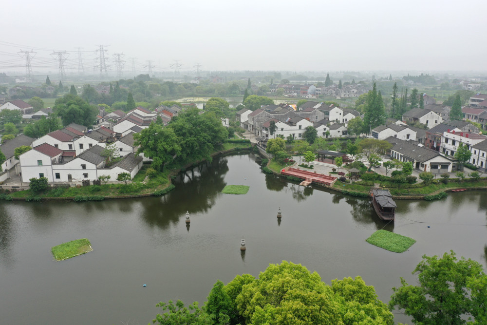 这是湖州市南浔区善琏镇窑里村一角(4月24日摄,无人机照片).