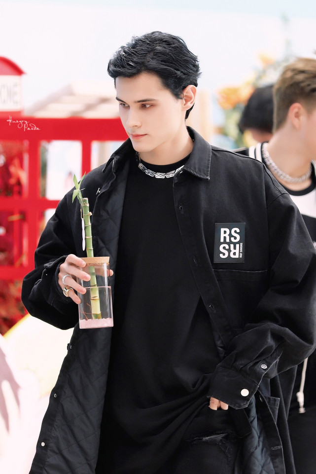 可以看出来利路修是真的开心,回家比c位出道都激动