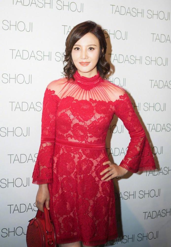 王艳终于肯露锁骨穿一字肩红色连衣裙亮相47岁了反而越来越美