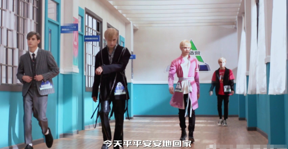 有趣的是,在成团夜上的solo舞台利路修选择了初舞