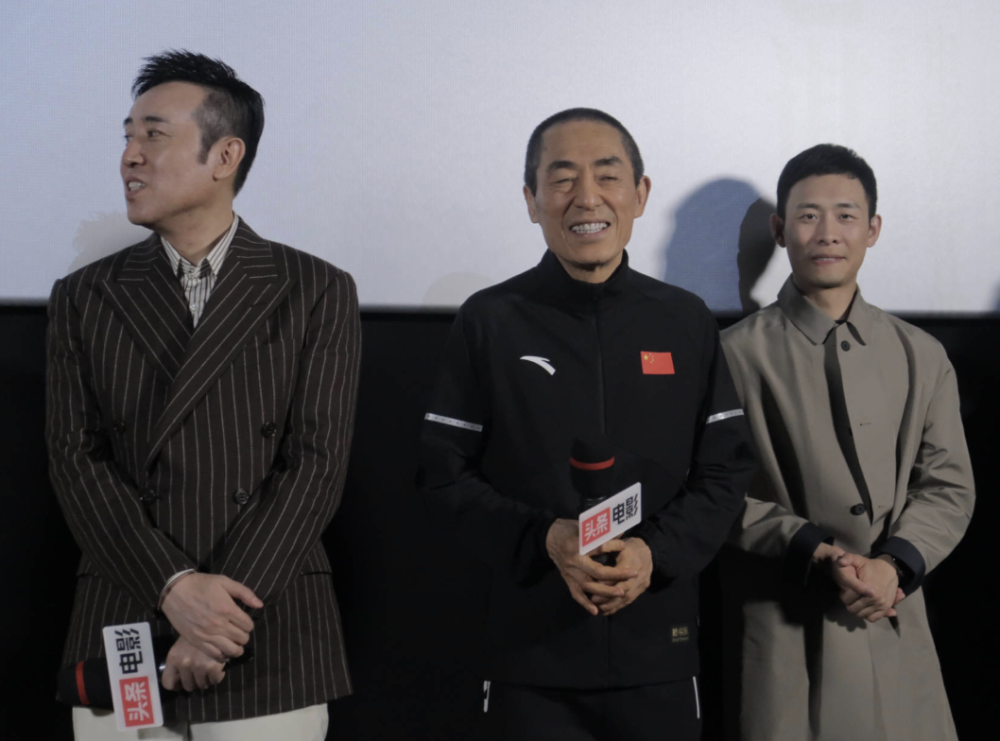 悬崖之上首映现场张译啃手指被张艺谋cue时笑得像个孩子