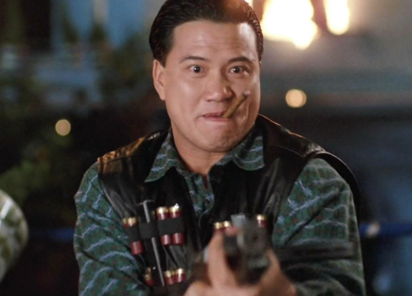 63岁影帝万梓良排场大!获男星当众下跪拜师,用钱打其脑袋引争议