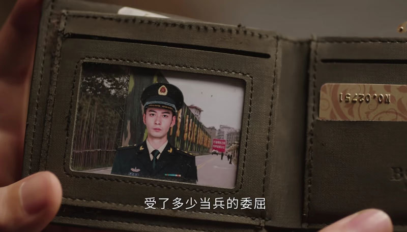 被他父亲拿出来炫耀,被夏拙发现,欧阳俊竟然伪造军衔,向家里谎称自己