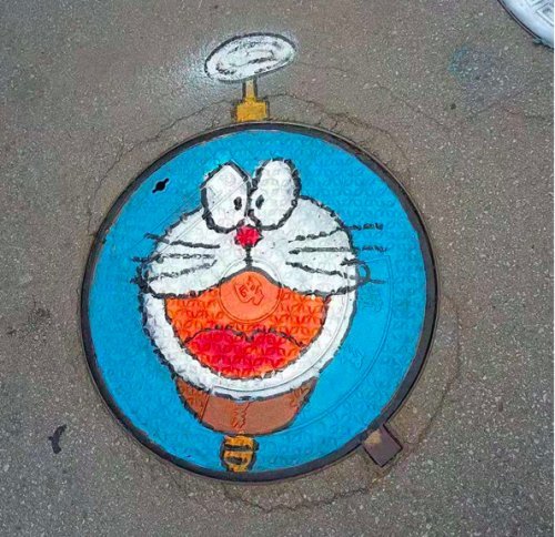 工作之余,他上网搜集孩子们喜欢的卡通图案,在小区井盖上涂鸦.
