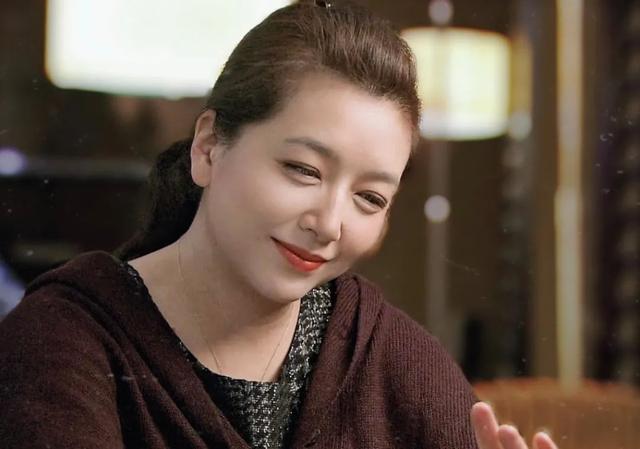 一婚嫁富商被赵薇羡慕,二婚嫁靳东被宠爱,她比老公前任江珊幸福