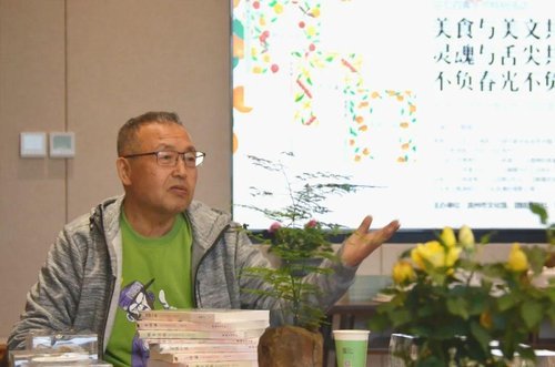 作家高维生先生与三十余位市民一同畅谈中华饮食文化,解读美食与社会