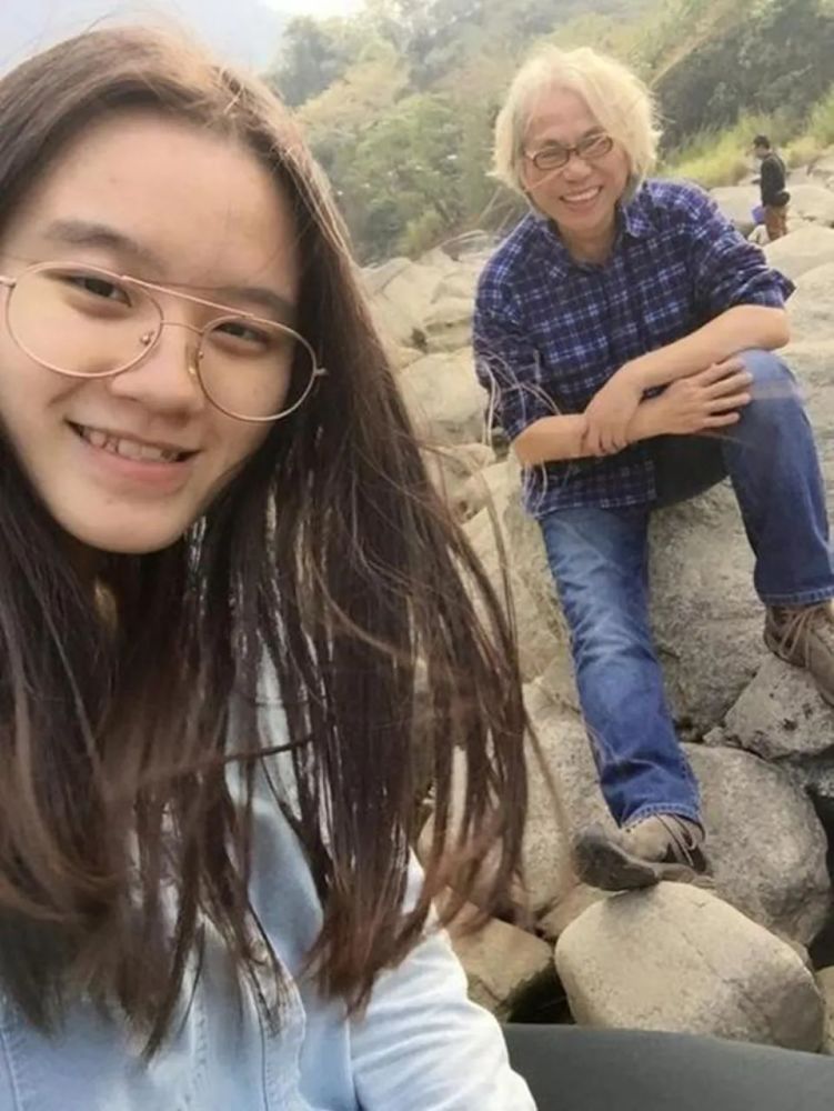 她是李坤城前妻,前夫与小40岁女友怀孕领证,她儿孙绕膝很幸福