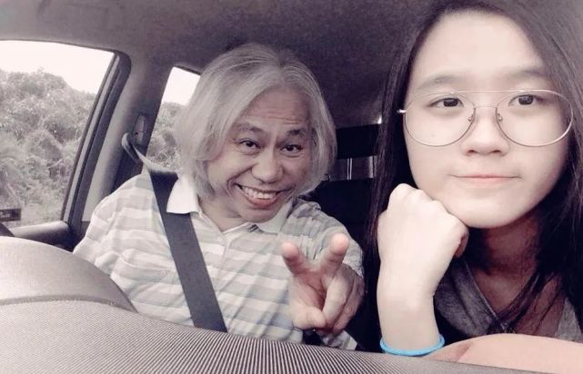 她是李坤城前妻,前夫与小40岁女友怀孕领证,她儿孙绕膝很幸福