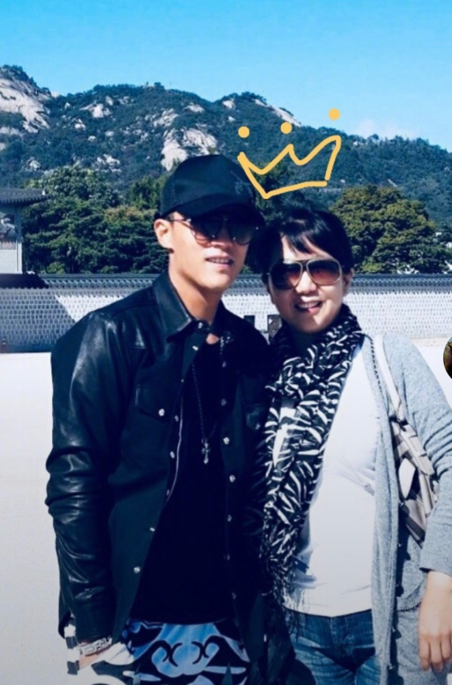 当初杨丽嫁给穷小子杜志国为妻,为他生下儿子杜淳,陪伴他成名之后原本