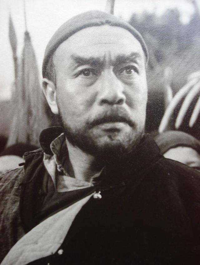 崔嵬:第一位百花影帝,晚年丧子,67岁肝癌去世,没有坟只有骨灰